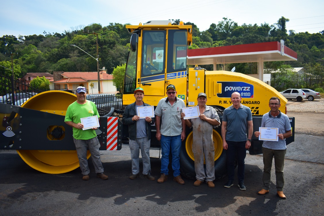 Prefeitura recebe a entrega técnica do Rolo Compactador