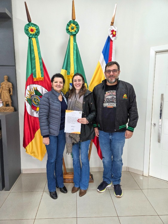 Professora aprovada em concurso público é empossada